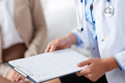 Artėjant vasarai daugėja asmenų, trumpam parvykstančių į Lietuvą iš užsienio ir besikreipiančių į Panevėžio TLK su prašymu apdrausti juos privalomuoju sveikatos draudimu (PSD) vienam ar keliems mėnesiams. To, tikėdamiesi nemokamai pasigydyti Lietuvoje, neretai siekia asmenys, deklaravę išvykimą iš Lietuvos.