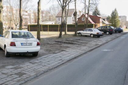 Po žiemos gyvenamųjų kvartalų gatvės, automobilių stovėjimo aikštelės netikėtai išauga ir išplatėja. Tokie stebuklai vyksta žaliųjų plotų sąskaita, o vejas dirvonais verčiantiems vairuotojams gresia baudos. Balandį tokių pažeidėjų medžioklė numatoma dar aktyvesnė.
