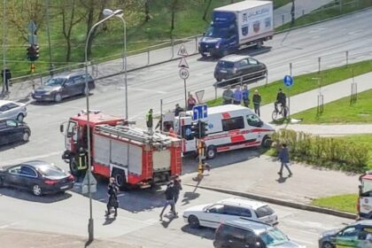 Dviem vairuotojoms susidūrus vienoje miesto sankryžoje, prireikė ne tik policijos, bet ir medikų bei ugniagesių pagalbos.