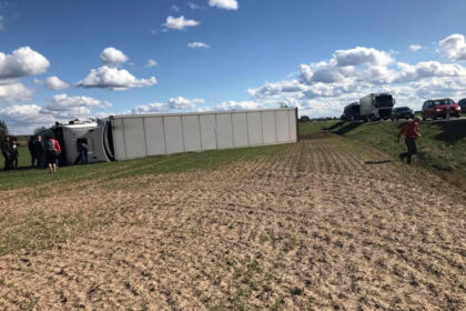 Šeštadienio popietę buvo pranešta, kad kelyje Panevėžys-Pasvalys, netoli Talkonių kaimo, nuo kelio nuskriejo ir apvirto vilkikas su puspriekabe. Skambinusysis pranešė, kad vairuotojas liko prispaustas apvirtusiame sunkvežimyje.