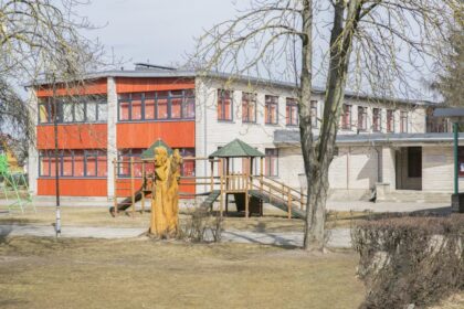 Už nepagarbų, net žeminantį elgesį su pavaldiniais, įtampą darbe triukšmingai iš pareigų atleista „Kregždutės“ lopšelio-darželio direktorė Sigita Grigaliūnienė perėjo į kitą ikimokyklinę įstaigą. Tik dabar jai tenka bendros kalbos ieškoti nebe su suaugusiaisiais, o mažaisiais. Jau keletą mėnesių S. Grigaliūnienė darbuojasi „Voveraitės“ lopšelyje-darželyje auklėtoja.