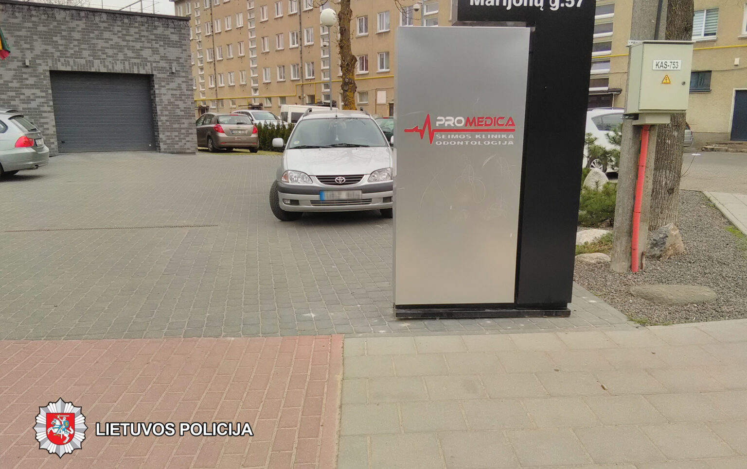 2018-04-17 Panevėžyje, M. Tiškevičiaus g., apgadintas automobilis „VW Golf“. Jį apgadinęs kito automobilio vairuotojas iš eismo įvykio vietos pasitraukė.