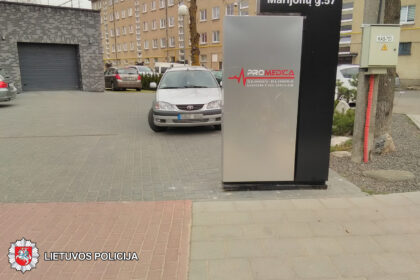 2018-04-17 Panevėžyje, M. Tiškevičiaus g., apgadintas automobilis „VW Golf“. Jį apgadinęs kito automobilio vairuotojas iš eismo įvykio vietos pasitraukė.