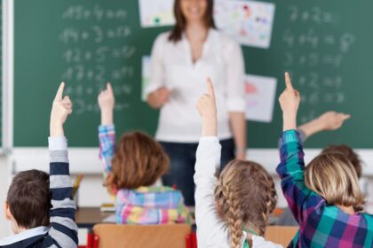 Panevėžio miesto savivaldybė parengė ir 2018-2020 m. ketina vykdyti specialistų pritraukimo į ugdymo įstaigas ir pedagogų perkvalifikavimo programą.