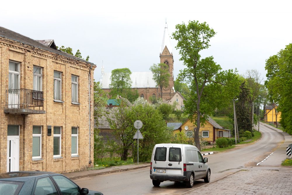 Krekenavos miestelis Panevėžio rajone sukilo ant kojų – intensyviai ieškoma vandalų, savaitgalį masiškai niokojusių kiemuose paliktus automobilius.