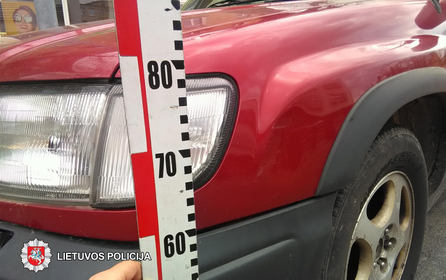 2018-04-18 Panevėžyje, Ramygalos g., apgadintas automobilis „Subaru Forester“. Jį apgadinusio automobilio vairuotojas iš eismo įvykio vietos pasitraukė.