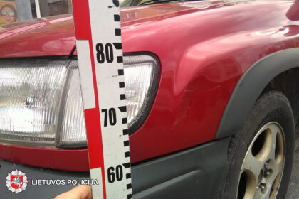 2018-04-18 Panevėžyje, Ramygalos g., apgadintas automobilis „Subaru Forester“. Jį apgadinusio automobilio vairuotojas iš eismo įvykio vietos pasitraukė.