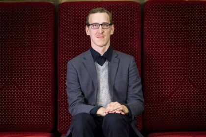 Su saulėtu oru į Panevėžį nedrąsiai ateina pavasaris ir Mindaugas Jonušas – praeityje žinomas skandalingas dainininkas, o dabar save socialiniuose projektuose išreiškiantis visuomenininkas. Dar prieš pusmetį jis nė minties neturėjo apsigyventi Aukštaitijos sostinėje, kol į Mindaugo gyvenimą vieną dieną atlėkė Amūro strėlė iš paties Panevėžio.