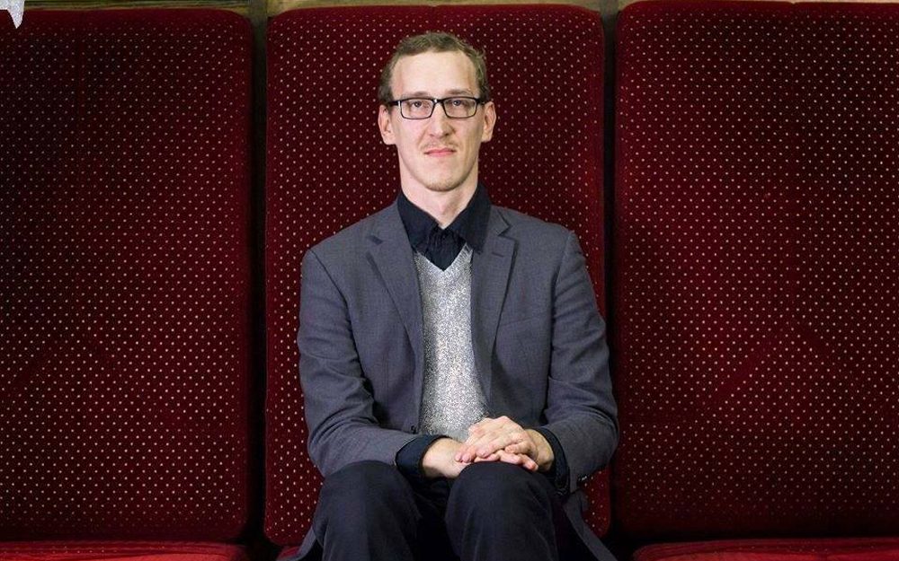 Su saulėtu oru į Panevėžį nedrąsiai ateina pavasaris ir Mindaugas Jonušas – praeityje žinomas skandalingas dainininkas, o dabar save socialiniuose projektuose išreiškiantis visuomenininkas. Dar prieš pusmetį jis nė minties neturėjo apsigyventi Aukštaitijos sostinėje, kol į Mindaugo gyvenimą vieną dieną atlėkė Amūro strėlė iš paties Panevėžio.