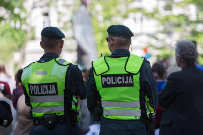 Paskutinėmis dienoms Lietuvoje padaugėjo įvykių, kurių metu nukenčia policijos pareigūnai. Šįyk sužalotas Kupiškio rajono patrulis, jam ranką perdūrė moteris, kuri pati prašėsi pagalbos.