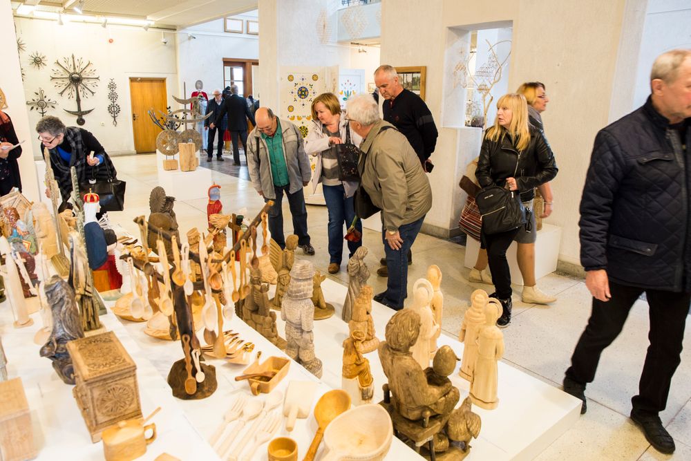 Penktadienį į miesto Dailės galeriją rinkosi tautodailei neabejingi svečiai. Kasmetinė Aukštaitijos regiono tautodailės meistrų rengiama paroda šiemet atsigręžė į Lietuvos valstybės atkūrimo šimtmetį ir spinduliavo tautiškumu.