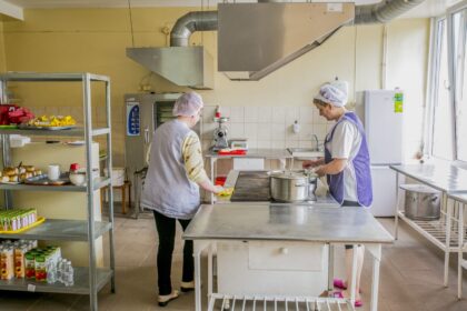 Panevėžio miesto savivaldybė primena: pasikeitus Socialinės paramos mokiniams įstatymo nuostatoms, nuo rugsėjo 1 dienos teisę gauti nemokamus pietus turi pirmųjų klasių moksleiviai ir lopšelių-darželių priešmokyklinių grupių auklėtiniai. Nemokami pietūs skiriami nepriklausomai nuo šeimos gaunamų pajamų.