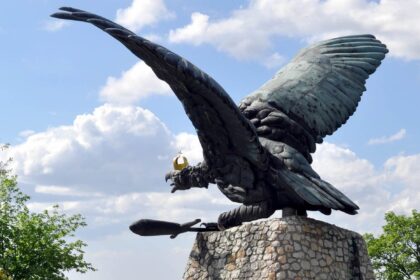 „Fidesz“ partija visais įmanomais būdais stengiasi likti viršūnėje, pasinaudodama agresyvia retorika ir nešvarius žaidimus perkeldama į kitas valstybes