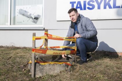 Ne tik dienas, bet ir valandas iki aštuntojo gimtadienio skaičiavusiam mažamečiui žaidimų kambaryje pažadėta pramoga tik per plauką nesibaigė mirtina tragedija.