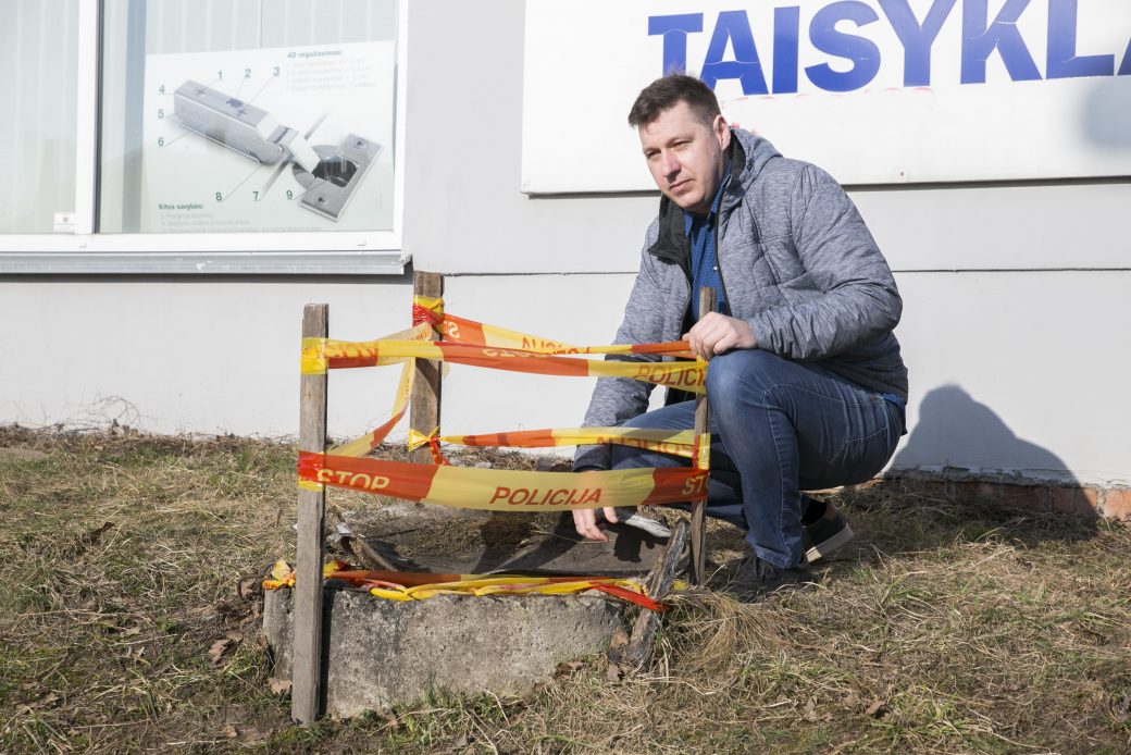 Ne tik dienas, bet ir valandas iki aštuntojo gimtadienio skaičiavusiam mažamečiui žaidimų kambaryje pažadėta pramoga tik per plauką nesibaigė mirtina tragedija.