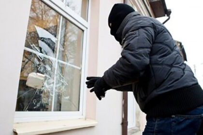 Negyvenamos sodybos – ilgapirščius labiausiai masinančios vietos. Tik vieni jų neša vertingiausius daiktus, o kiti – viską iš eilės.