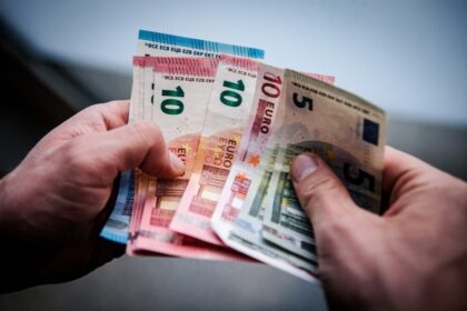 Vidutinis paskaičiuotas (bruto) darbo užmokestis Lietuvoje, išskyrus individualias įmones, pirmąjį šių metų ketvirtį buvo 895,2 euro – 9,5 proc. daugiau nei 2017-ųjų tą patį ketvirtį.