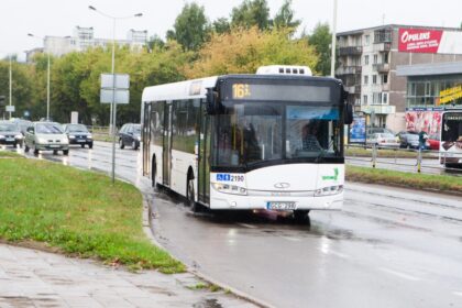 Staigus autobuso vairuotojo manevras panevėžietei pensininkei vos nesibaigė rimtais sužalojimais.