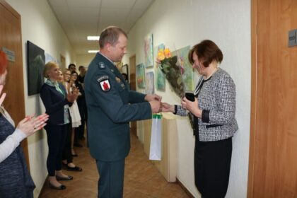 Šiandien Panevėžio apskrities vyriausiajame policijos komisariate netrūko šypsenų ir pavasarinės nuotaikos. Su artėjančia Motinos diena pasveikintos komisariato darbuotojos.