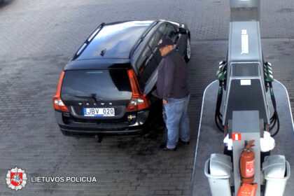 2018-05-15 17.57 val. juodos spalvos automobiliu VOLVO V70 į Panevėžio r., Naujamiesčio sen., Nausodės k. esančią degalinę atvykęs vyras užsipylė 67.54 litrus dyzelinio kuro, už kurį nesusimokėjęs išvažiavo.