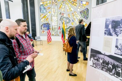 Panevėžio apskrities Gabrielės Petkevičaitės – Bitės viešojoje bibliotekoje gegužės 23 d., 17 val., lankytojams atveriama Lietuvos ir JAV bičiulystės šimtmečio puslapius atskleidžianti paroda „Per Atlantą: Lietuvos ir JAV draugystės amžius“.