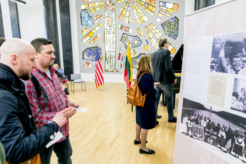 Panevėžio apskrities Gabrielės Petkevičaitės – Bitės viešojoje bibliotekoje gegužės 23 d., 17 val., lankytojams atveriama Lietuvos ir JAV bičiulystės šimtmečio puslapius atskleidžianti paroda „Per Atlantą: Lietuvos ir JAV draugystės amžius“.