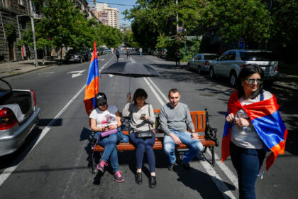 Protestuojant opozicijos šalininkams automobilių eismas Armėnijos sostinėje beveik sustabdytas, sutriko metropoliteno ir traukinių darbas
