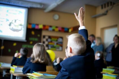 Dar prieš dešimtmetį prie mokyklų ir darželių durų nusidriekdavo eilės specialistų, turinčių pedagoginį išsilavinimą ir norinčių mokyti vaikus, o dabar pedagogų ieškoma su žiburiu.