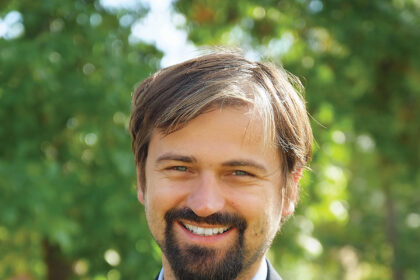 Perfrazuojant populiarų posakį, pučiant permainų vėjams palankus metas statyti ne užuovėjas, o vėjo jėgaines.