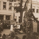 Bernardo Bučo paminklo nužudytiems gydytojams atidengimas Panevėžyje 1943 metais. PANEVĖŽIO KRAŠTOTYROS MUZIEJAUS archyvų nuotr.