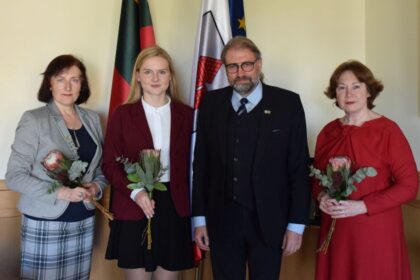 Šiandien K. Paltaroko gimnazijos II klasės mokinei Rusnei Šipelytei už labai gerą literatūrinį vertimą iš vokiečių kalbos, mergaitę rengusioms lietuvių kalbos mokytojoms Irenai Savickienei ir vokiečių kalbos mokytojai Audronei Survilienei įteiktos kalbininko Petro Būtėno 2018 m. premijos.