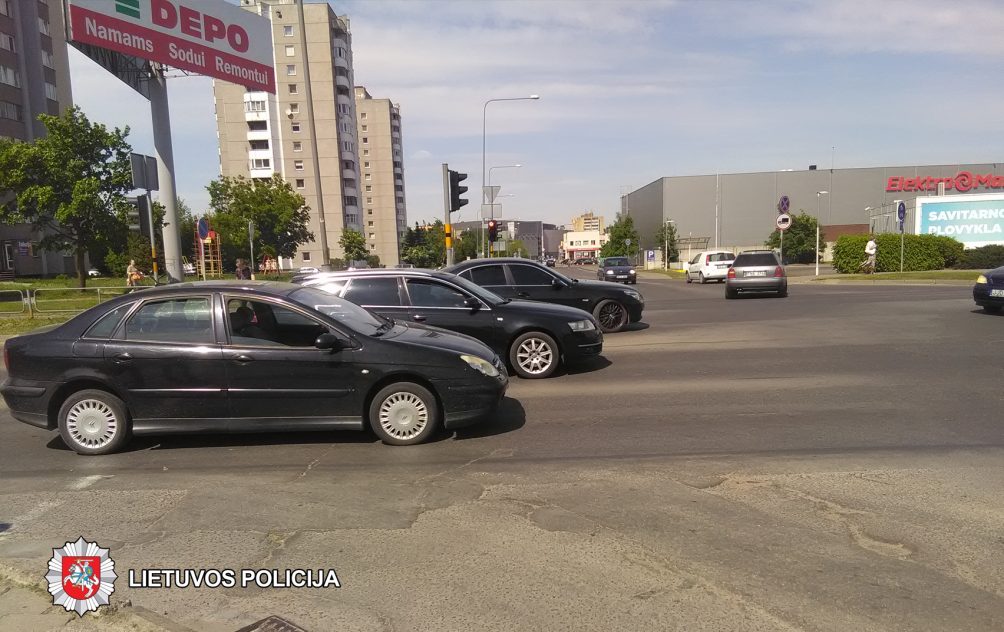 Gegužės 2 d. apie 20.50 val., Panevėžio r., Dembavos k., Pajuosčio pl., prie namo Nr. 40, susidūrė du dviratininkai. Po eismo įvykio vienas iš dviratininkų iš įvykio vietos pasitraukė.