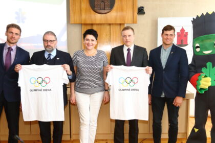 Praėjusiais metais Alytuje daugiau kaip 20 tūkstančių sportuojančių subūrusi Olimpinė diena šiemet keliasi į Panevėžį. Birželio 2 dieną Aukštaitijos sostinės centre išvysime tarptautines 7 valstybių CrossFit varžybas, finalines LTeam 3x3 krepšinio kovas, „Afidea“ plaukimą atvirame vandenyje, irklenčių varžybas, tradicinius 10 km, 5 km ir Olimpinės mylios bėgimus.