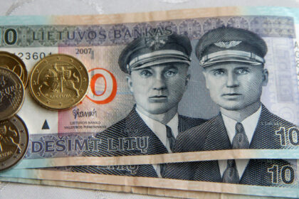 Keičiančių litus į eurus vis mažėja. Per tris šių metų mėnesius į eurus pakeista daugiau kaip 3,2 mln. litų, atlikta 5 tūkst. keitimo operacijų