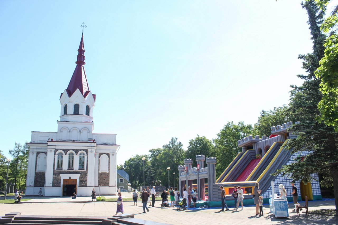 Panevėžio Švč. Trejybės bažnyčios kiemas šiandien, kaip niekad, triukšmingas. Po visą Nepriklausomybės aikštę vaikštinėja seneliai, linksmai kalbasi tėvai, o jų vaikai smaginasi ant pripūsto milžiniško batuto.