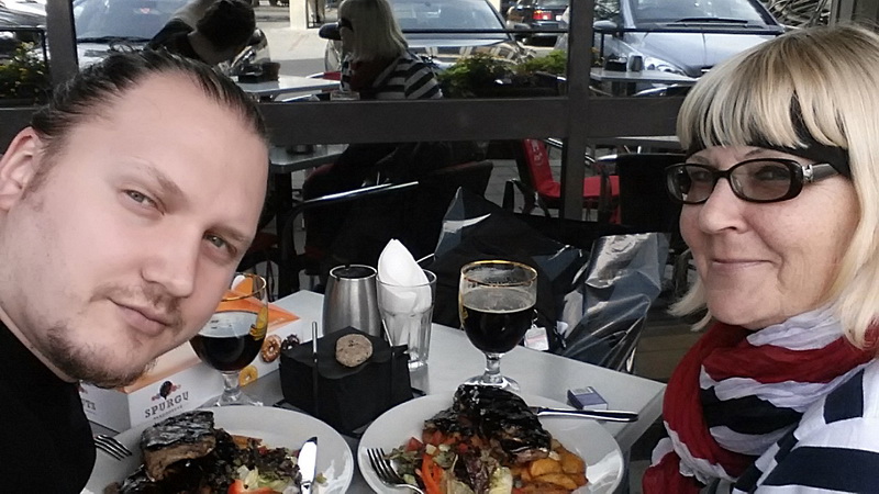 Zodiako ženklai puikiai išdėliojo ir pačios M. Šileikaitės-Čičirkienės santykius su jauniausiu sūnumi Mantu Misevičiumi-Sim. ASMENINĖ nuotr.