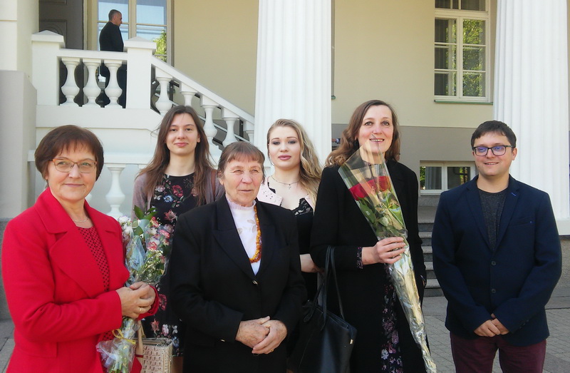 Į Lietuvos Respublikos prezidentūrą atsiimti medalio „Už nuopelnus Lietuvai“ būrio artimųjų atlydėtai Veronikai Paškevičienei jėgų, sveikatos ir stiprybės teikia meilė vaikams, žemei ir darbas. D. PAŠKEVIČIAUS ASMENINIO ALBUMO nuotr.