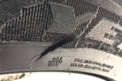 Prekiaujantieji automobilių padangomis pirkėjų trūkumu tikrai neturėtų skųstis. Jau ne pirmas kartas, kai iš po nakties panevėžiečiai randa savo automobilius kiauromis padangomis.