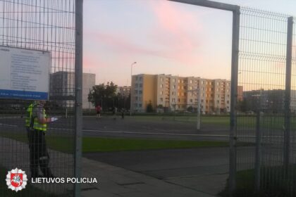 Gegužės 8 d., 18.50 val., Panevėžyje, Kniaudiškių g., Panevėžio Šaltinio progimnazijos stadione, apie 10–12 metų vaikas važiuodamas dviračiu kliudė einančią moterį ir ją sužalojo, tada trumpam sustojo šalia jos, o vėliau iš įvykio vietos pasitraukė.