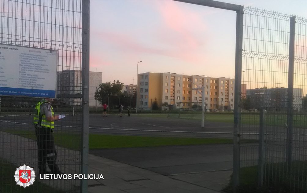 Gegužės 8 d., 18.50 val., Panevėžyje, Kniaudiškių g., Panevėžio Šaltinio progimnazijos stadione, apie 10–12 metų vaikas važiuodamas dviračiu kliudė einančią moterį ir ją sužalojo, tada trumpam sustojo šalia jos, o vėliau iš įvykio vietos pasitraukė.