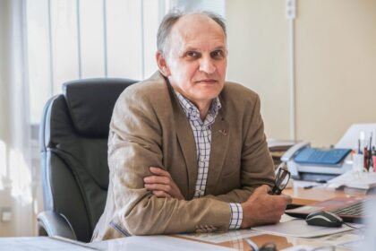 Dailininkas, skulptorius, Panevėžio dailės mokyklos direktorius, tarptautinių akmens skulptūros simpoziumų organizatorius, respublikinių dailės olimpiadų vertinimo komisijos pirmininkas, Jotvingių Kryžiaus ordino riteris – štai kiek, ir dar daugiau, galima prirašyti prie panevėžiečio Vytauto Tallat-Kelpšos pavardės.