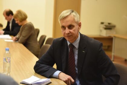 Ir su Seimo valdančiąja frakcija, ir su paties sukurto judėjimo „Kartu“ žmonėmis susikirtusiam parlamentarui Povilui Urbšiui – keliagubas smūgis dar ir nuo etikos sargų.