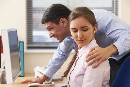 Po aukštosiose mokyklose kilusių seksualinio priekabiavimo skandalų Lygių galimybių kontrolieriaus tarnyba atliko specialią apklausą. Konstatuota, kad dauguma mokyklų tinkamai nepasirengusios reaguoti į seksualinio priekabiavimo ir diskriminacijos dėl lyties atvejus. Panevėžiečiai iš bendro konteksto neišsiskiria.