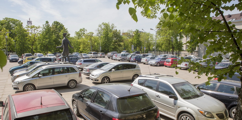 Rasti vietą automobiliui prie didžiausių gydymo įstaigų – Respublikinės Panevėžio ligoninės, Konsultacijų ar rajono poliklinikų – kone iššūkis, tad vairuotojai nesibodi savo transporto priemonių palikti prie pat saugomų kultūros paveldo vertybių sąrašą įtrauktos skulptūros. V. BULAIČIO nuotr.