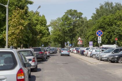 Nuo automobilių dūstanti A. Jakšto gatvė jau netrukus turėtų sulaukti savo renesanso. Panevėžiečiai ilgą laiką buvo maitinami pažadais šioje vietoje įrengti požeminę automobilių stovėjimo aikštelę ir taip išspręsti transporto statymo klausimą, tačiau tai ir liko tuščiomis kalbomis.