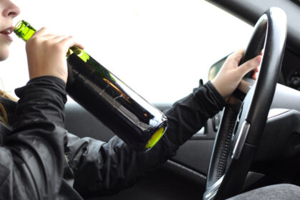 Vairuotojai nevengia prie vairo sėsti net ir smarkiai apsvaigę.