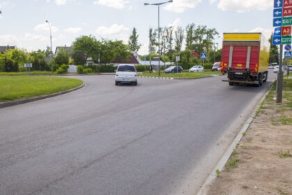 Panevėžio gatvės keiksnojamos nebe tik dėl kraterius primenančių duobių. Į neviltį vairuotojus jau varo nusitrynęs arba po remonto neatnaujintas važiuojamosios dalies ženklinimas. Savivaldybė teisinasi nerandanti kalbos su rangovu – įmone iš Vilniaus, esą apsiėmusia darbų daugiau, nei galinti aprėpti.