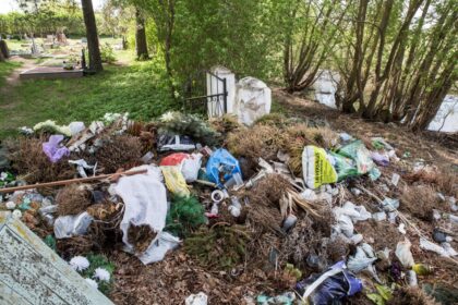 Ne taip seniai per visą Lietuvą nuvilnijusios visuotinės talkos „Darom“ organizatoriai pasidžiaugė, kad talkininkų kasmet tik daugėja, o surenkamų atliekų kiekiai mažėja. Tačiau panevėžiečiai tinkamai atsikratyti savo atliekomis dar neišmoko – statybinės medžiagos, seni baldai ar padangos nugula ne tik prie konteinerių, bet ir pamiškėse ar net kapinėse.