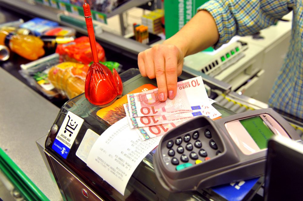 Mokesčius valstybei kasdien mokame absoliučiai visi – uždirbantieji daug ir gaunantieji minimumą, bedarbiai, besiverčiantieji iš socialinių pašalpų, net vaikai, mokykloje pietums perkantys bandelę. Uždirbdami atlyginimą, apsipirkdami, pildamiesi degalus, pietaudami kavinėje – mokėdami visur ir už viską atseikėjame duoklę valstybei. Ar bent įsivaizduojate, kiek mokesčių sumokėjote šį mėnesį? O kiek per metus? Sužinoję nustebsite.