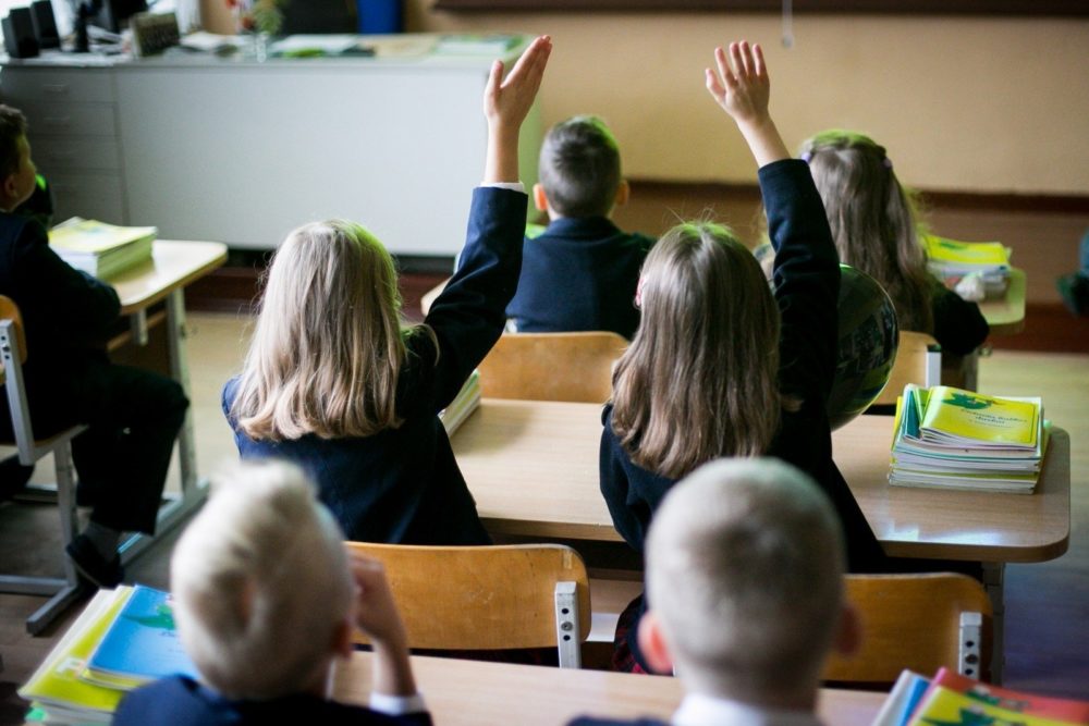 Net ir kaimo mokykloms artėja laikas, kai tėvai prašymus priimti vaiką turės nešti nebe joms, o pateikti savivaldybei. Nors Panevėžyje tokia tvarka galioja jau dešimtmetį ir dokumentus galima pateikti internetu, vis tiek paskelbus priėmimą į mokyklas, prie Savivaldybės nusidriekia nemažos tėvų eilės.